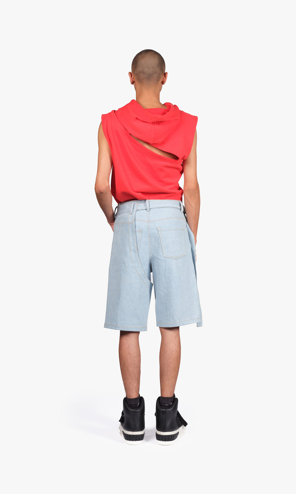 SIEGENTHALER | Elevated streetwear essentials. The light denim shorts in back view show off engineered cuts, clean pocket placement, and a precise balance between structure and drape.